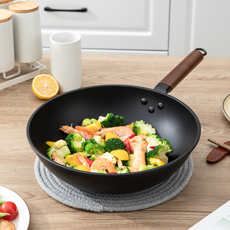 Wok od pročišćenog željeza, otporan na hrđu, kompatibilan sa svim vrstama štednjaka, dubina 9,4 cm, težina 2,3 kg