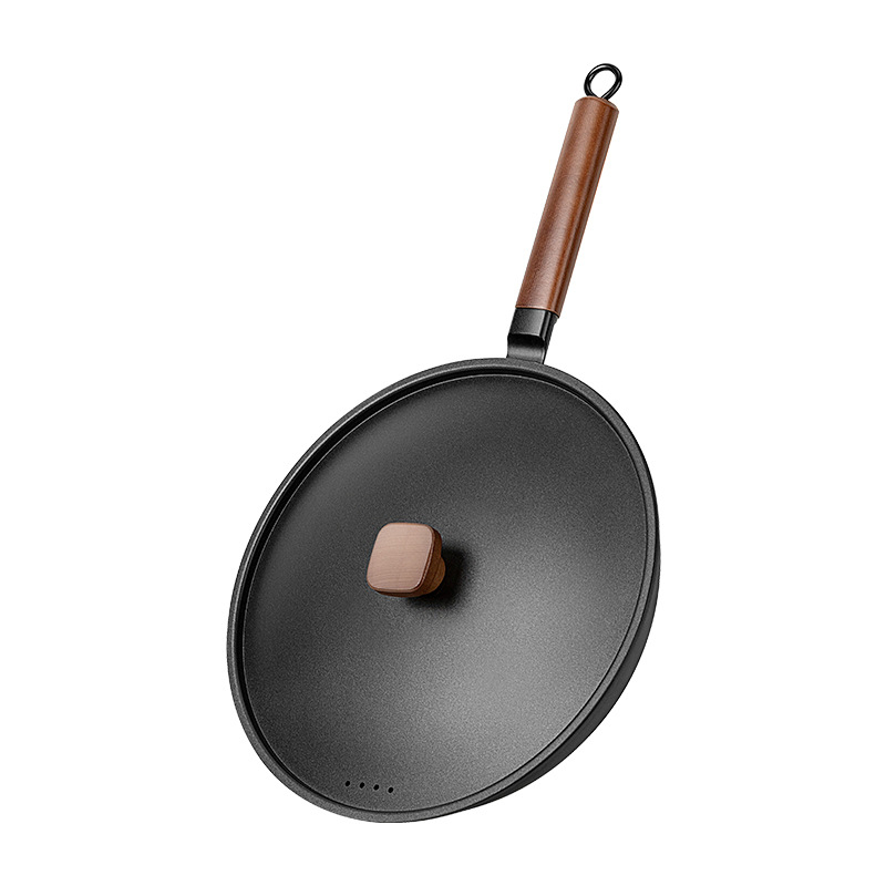 Wok od pročišćenog željeza, otporan na hrđu, kompatibilan sa svim vrstama štednjaka, dubina 9,4 cm, težina 2,3 kg
