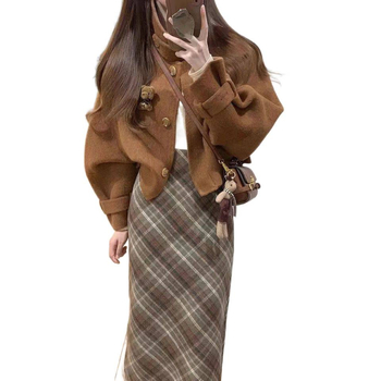 Kostim s kariranim uzorkom, mini duljina suknje, dugi rukavi, PVC tkanina