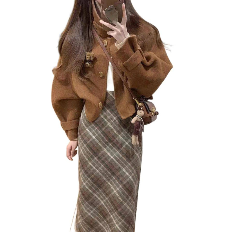 Kostim s kariranim uzorkom, mini duljina suknje, dugi rukavi, PVC tkanina