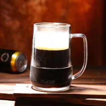 Чаша за бира с двойна стена от боросиликатно стъкло, с дръжка, термоустойчива и запазва студено, възможност за печат на лого.