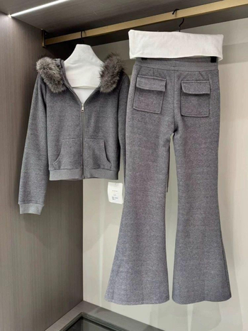 Dva komada seta: hoodie s kapuljom i patchwork krznom ovratnikom, hlače slim-flare, poliester, proljeće 2025