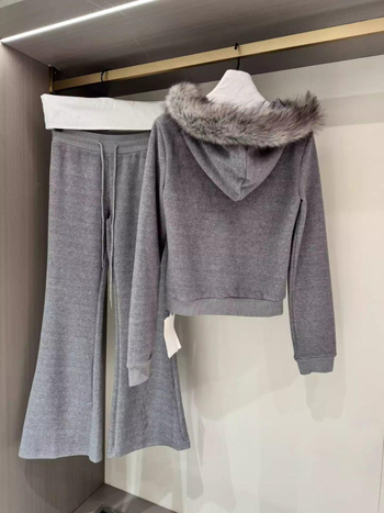 Dva komada seta: hoodie s kapuljom i patchwork krznom ovratnikom, hlače slim-flare, poliester, proljeće 2025