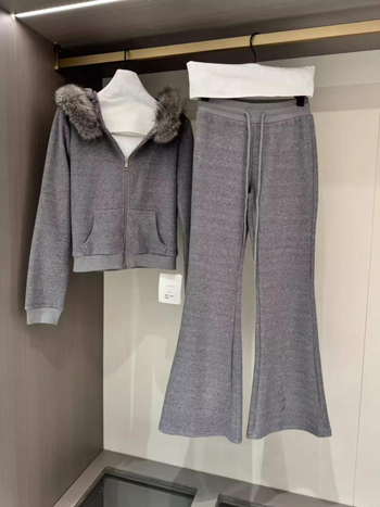 Dva komada seta: hoodie s kapuljom i patchwork krznom ovratnikom, hlače slim-flare, poliester, proljeće 2025