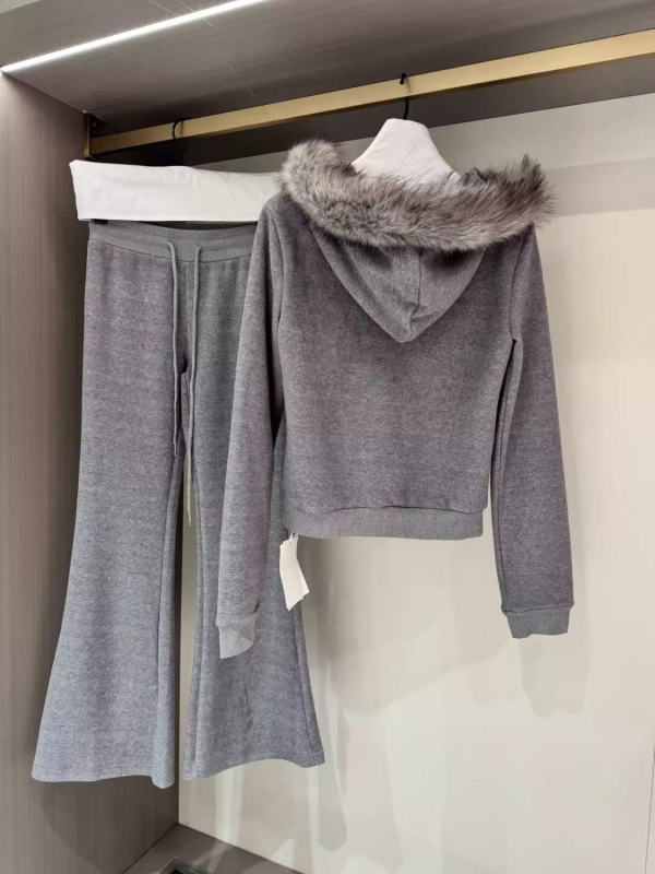 Dva komada seta: hoodie s kapuljom i patchwork krznom ovratnikom, hlače slim-flare, poliester, proljeće 2025