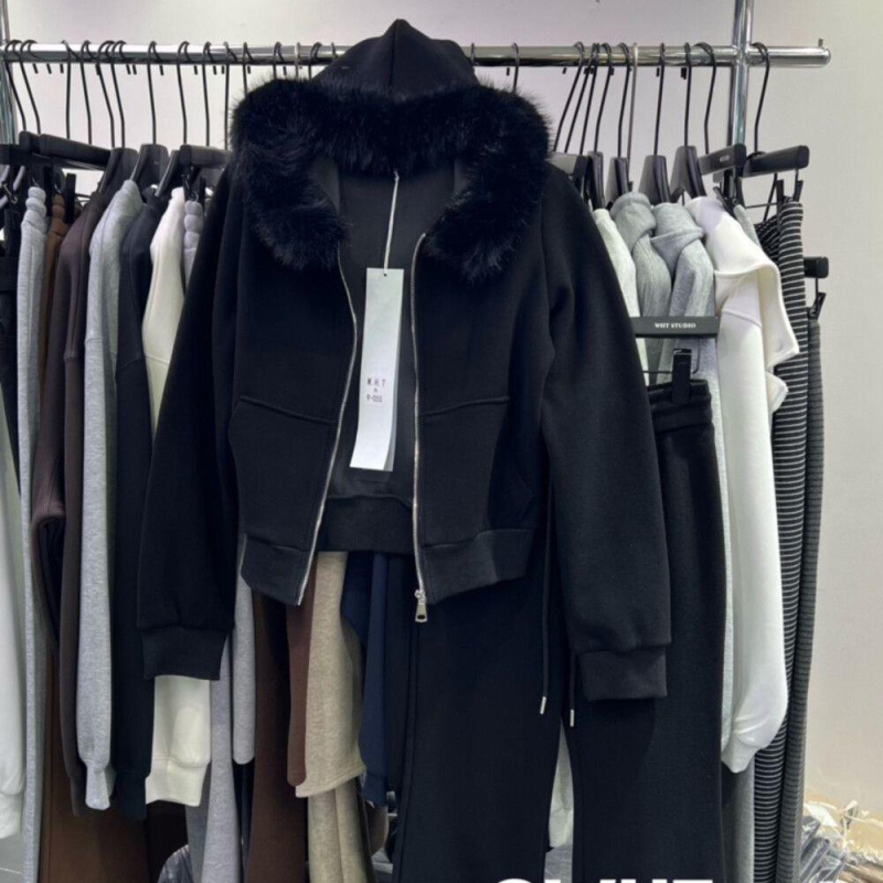 Dva komada seta: hoodie s kapuljom i patchwork krznom ovratnikom, hlače slim-flare, poliester, proljeće 2025