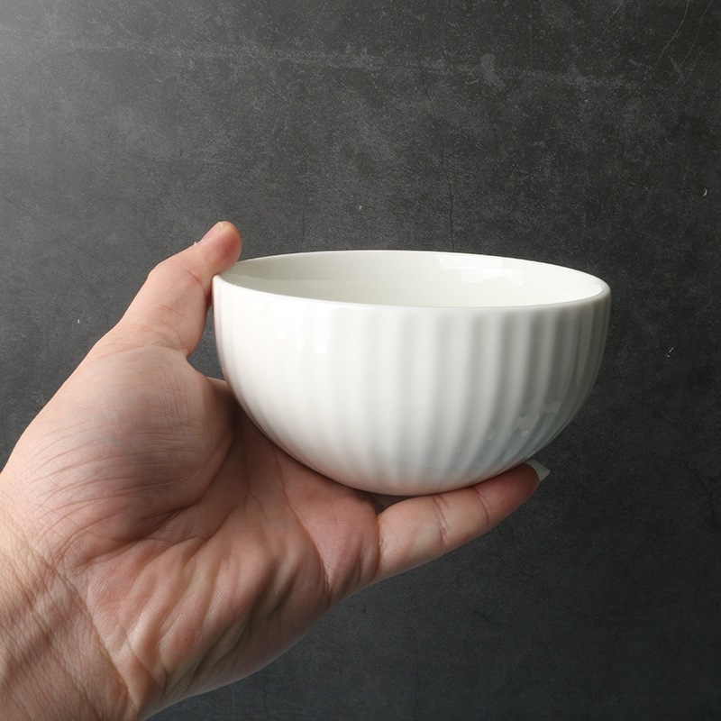 Duboki tanjur od kostnog porcelana, kružnog oblika, podglazurni završetak, pogodna za mikrovalnu pećnicu