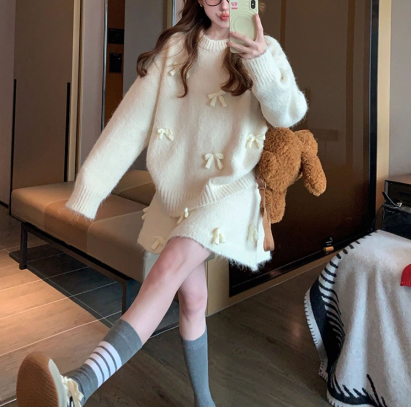 Kétrészes szett pulóverrel és szoknyával, masni mintával, kötött poliészter, 70–80% poliészter, hosszú ujjú, szoknyás kosztüm, őszi 2025 megjelenés