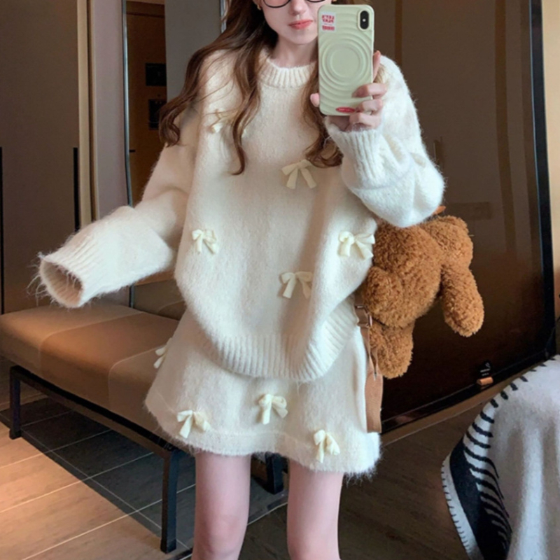 Kétrészes szett pulóverrel és szoknyával, masni mintával, kötött poliészter, 70–80% poliészter, hosszú ujjú, szoknyás kosztüm, őszi 2025 megjelenés