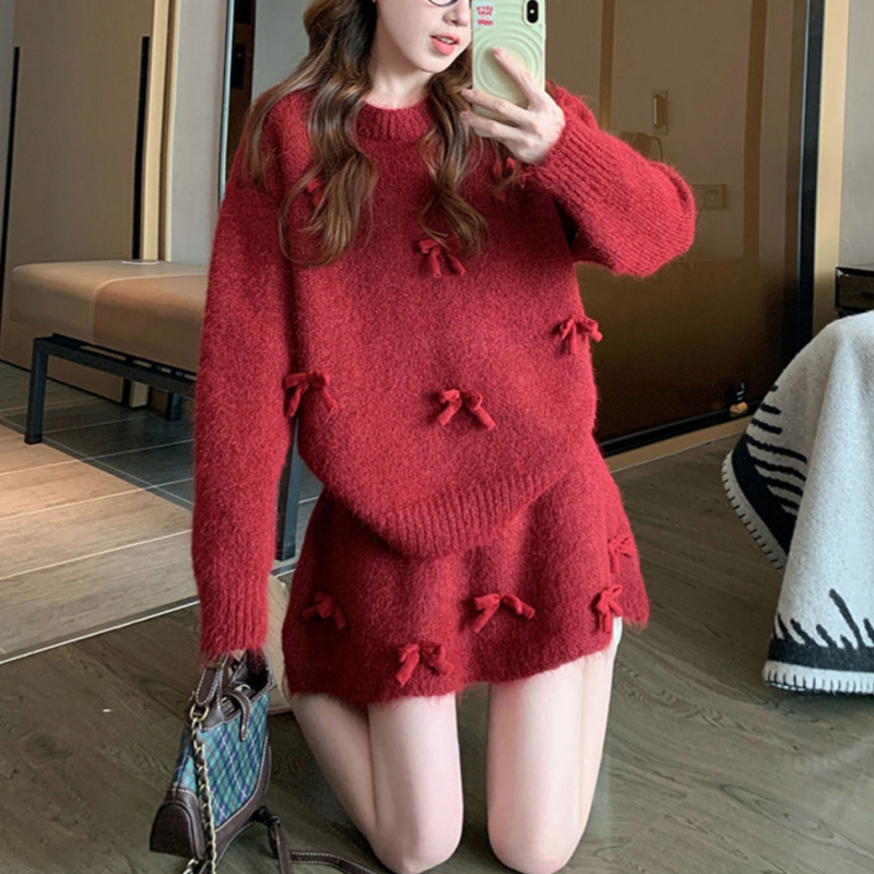 Kétrészes szett pulóverrel és szoknyával, masni mintával, kötött poliészter, 70–80% poliészter, hosszú ujjú, szoknyás kosztüm, őszi 2025 megjelenés