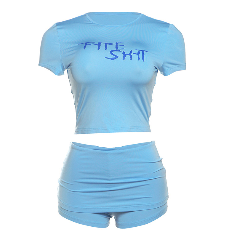 Ženski dvodijelni set: crop top i šorcovi koji prekrivaju bokove, uzorak Letter, poliester sa spandexom, proljeće 2025