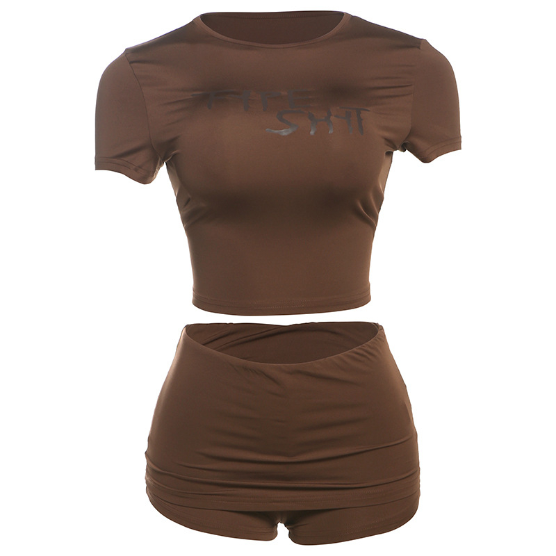 Ženski dvodijelni set: crop top i šorcovi koji prekrivaju bokove, uzorak Letter, poliester sa spandexom, proljeće 2025