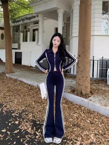Casual dvodijelni kostim za žene: uski sweatshirt i široke hlače, PVC materijal, tisak i bojanje, proljeće 2025.