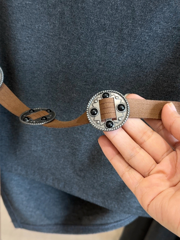 Set casual: Top cu umeri decupați și talie strânsă + fustă A-line midi, poliester uni, toamna 2025