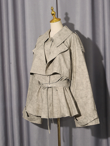 Costum cu două piese: fustă și sacou, în stil european/britanic, elegant la birou, toamnă 2025; detaliu patchwork croi; țesătură poliester cu elastan (70-80% poliester, <30% elastan).