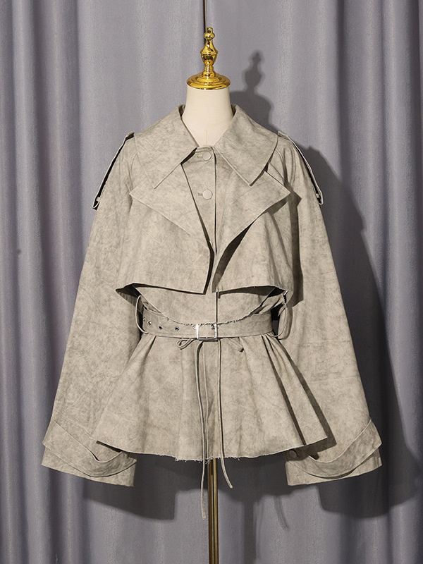 Costum cu două piese: fustă și sacou, în stil european/britanic, elegant la birou, toamnă 2025; detaliu patchwork croi; țesătură poliester cu elastan (70-80% poliester, <30% elastan).