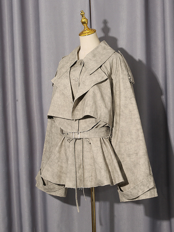 Costum cu două piese: fustă și sacou, în stil european/britanic, elegant la birou, toamnă 2025; detaliu patchwork croi; țesătură poliester cu elastan (70-80% poliester, <30% elastan).