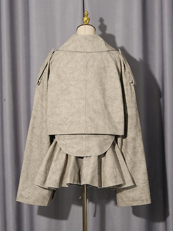 Costum cu două piese: fustă și sacou, în stil european/britanic, elegant la birou, toamnă 2025; detaliu patchwork croi; țesătură poliester cu elastan (70-80% poliester, <30% elastan).