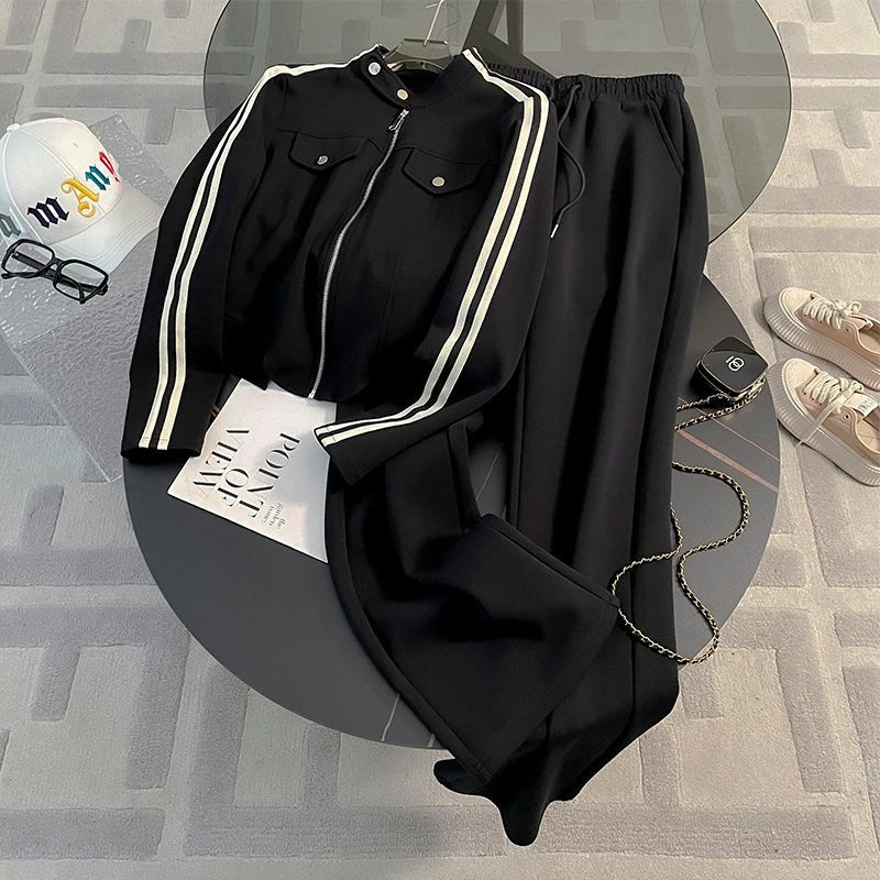 Set sport feminin din două piese: hanorac cu mâneci lungi și pantaloni largi, top asortat, toamnă 2025