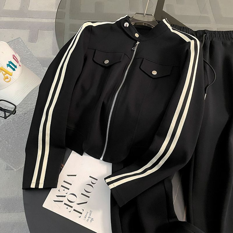 Set sport feminin din două piese: hanorac cu mâneci lungi și pantaloni largi, top asortat, toamnă 2025