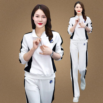 Costum casual pentru femei, două piese: poliester, conținut 90–95%, cusătură pe panouri, mâneci 5/4, stil elegant urban