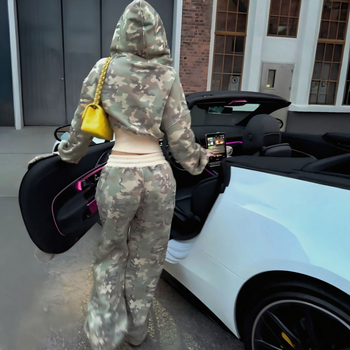 Set sportiv din două piese camuflaj cu glugă și pantaloni — țesătură poliester, conținut poliester 90–95%, primăvara 2025, stil urban