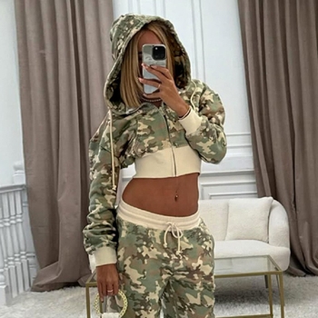 Set sportiv din două piese camuflaj cu glugă și pantaloni — țesătură poliester, conținut poliester 90–95%, primăvara 2025, stil urban