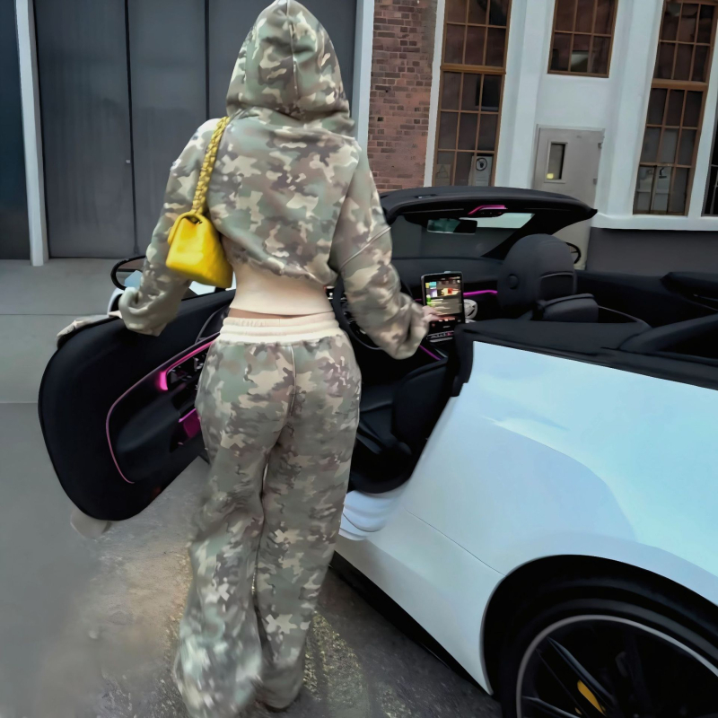 Set sportiv din două piese camuflaj cu glugă și pantaloni — țesătură poliester, conținut poliester 90–95%, primăvara 2025, stil urban