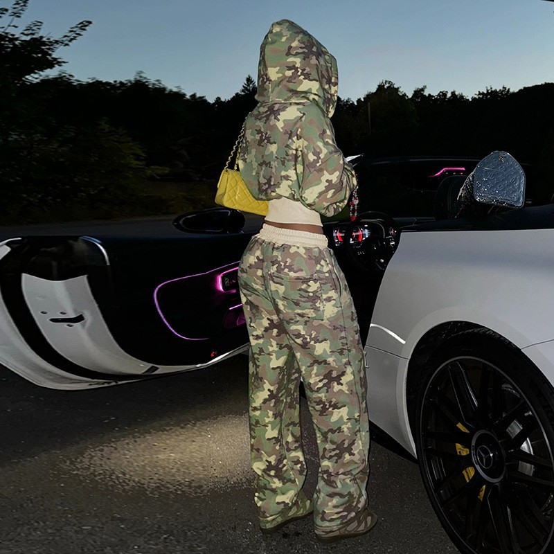 Set sportiv din două piese camuflaj cu glugă și pantaloni — țesătură poliester, conținut poliester 90–95%, primăvara 2025, stil urban