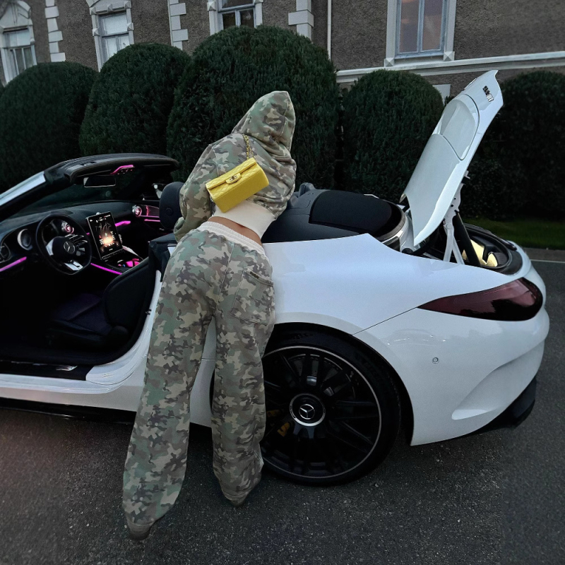 Set sportiv din două piese camuflaj cu glugă și pantaloni — țesătură poliester, conținut poliester 90–95%, primăvara 2025, stil urban