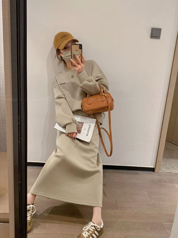 Jesen 2025 Dvokomponentni set: hoodie i mini suknja, dugi rukavi, poliester-elastan, casual kostim sa suknjom