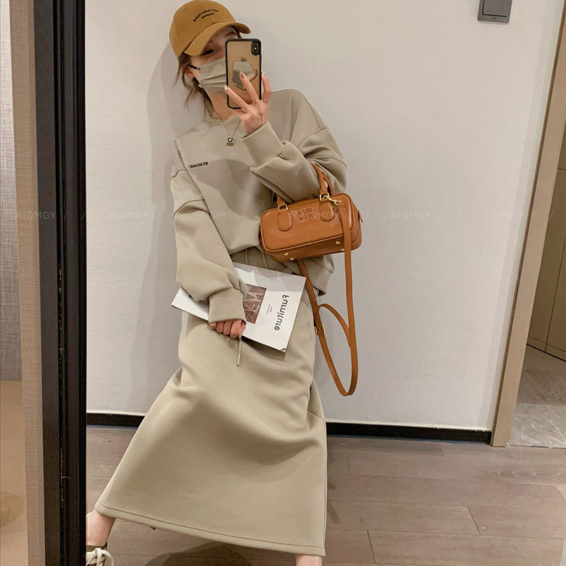 Jesen 2025 Dvokomponentni set: hoodie i mini suknja, dugi rukavi, poliester-elastan, casual kostim sa suknjom