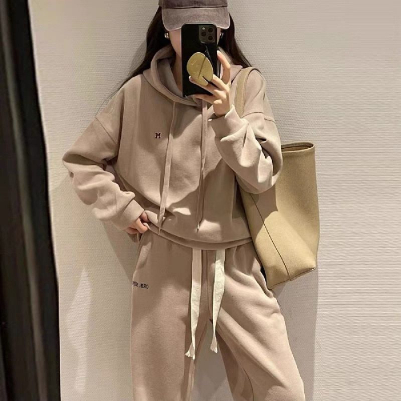 Set feminin de două piese: hanorac cu glugă și pantaloni, broderie cu litere, țesătură poliester, fibră acrilică 95%+, stil urban elegant, toamnă 2025