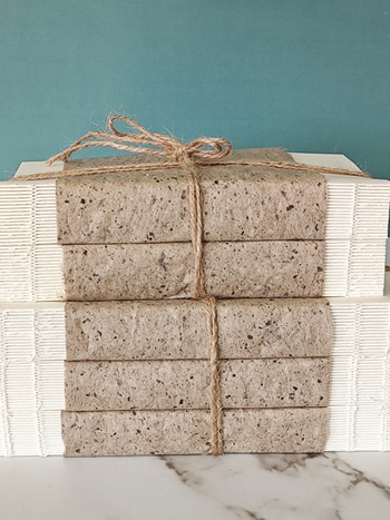 Декоративен комплект книги с конопено въже в стил ваби-саби — ретро неокласицизъм за кабинет/читателски ъгъл; материал: хартия; полу ръчна изработка