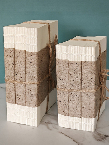 Декоративен комплект книги с конопено въже в стил ваби-саби — ретро неокласицизъм за кабинет/читателски ъгъл; материал: хартия; полу ръчна изработка