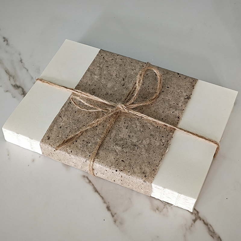 Декоративен комплект книги с конопено въже в стил ваби-саби — ретро неокласицизъм за кабинет/читателски ъгъл; материал: хартия; полу ръчна изработка