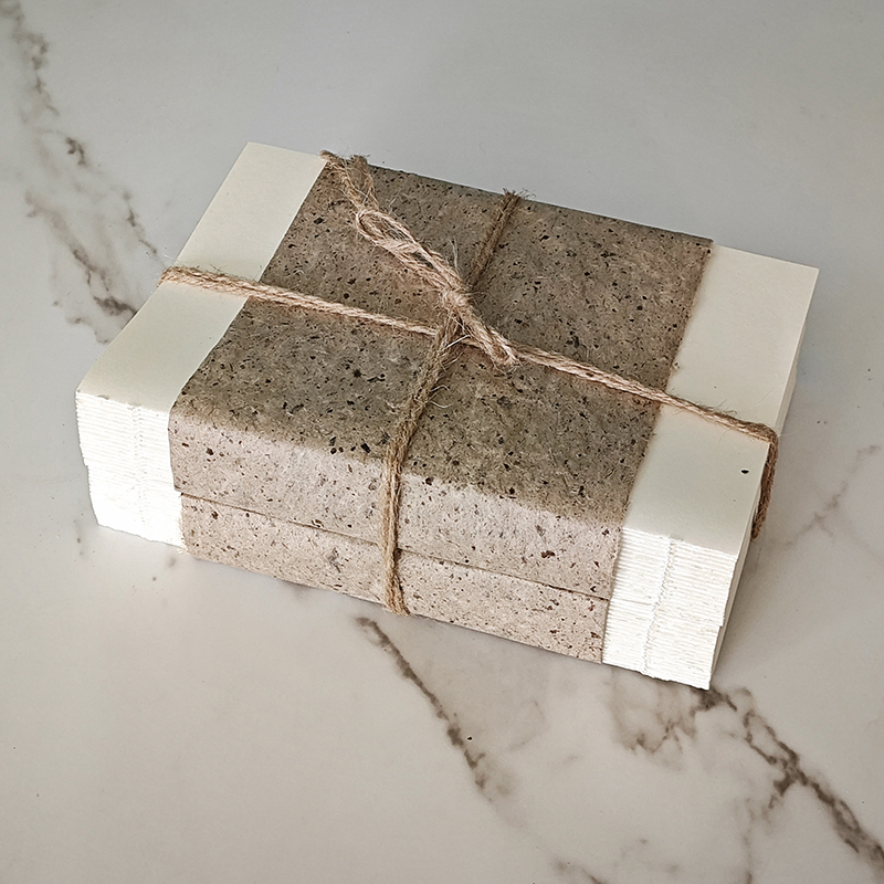 Декоративен комплект книги с конопено въже в стил ваби-саби — ретро неокласицизъм за кабинет/читателски ъгъл; материал: хартия; полу ръчна изработка