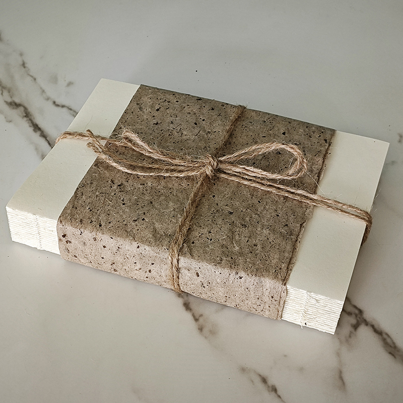 Декоративен комплект книги с конопено въже в стил ваби-саби — ретро неокласицизъм за кабинет/читателски ъгъл; материал: хартия; полу ръчна изработка