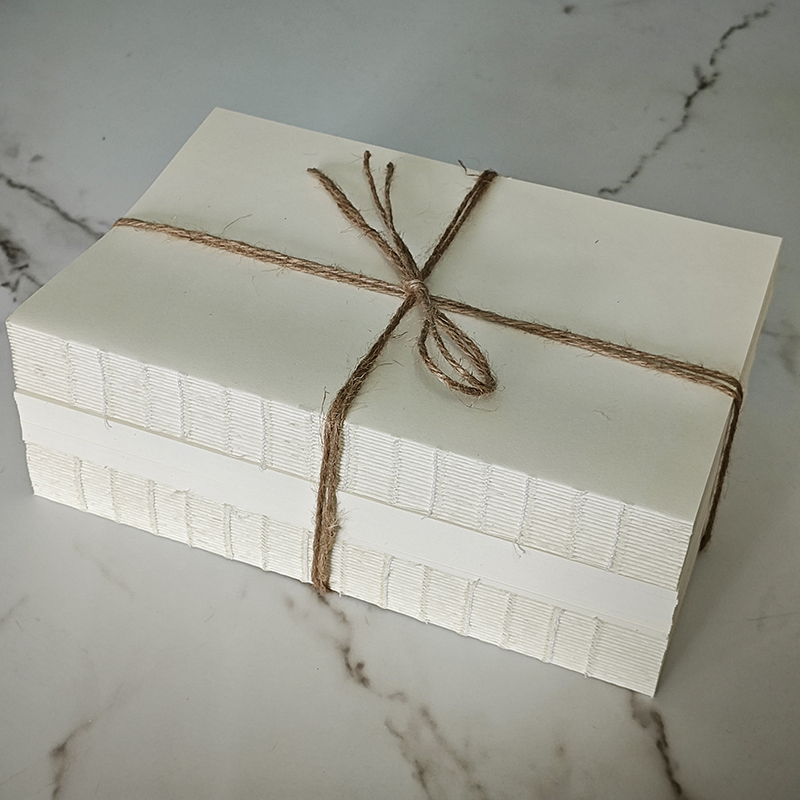 Декоративен комплект книги с конопено въже в стил ваби-саби — ретро неокласицизъм за кабинет/читателски ъгъл; материал: хартия; полу ръчна изработка