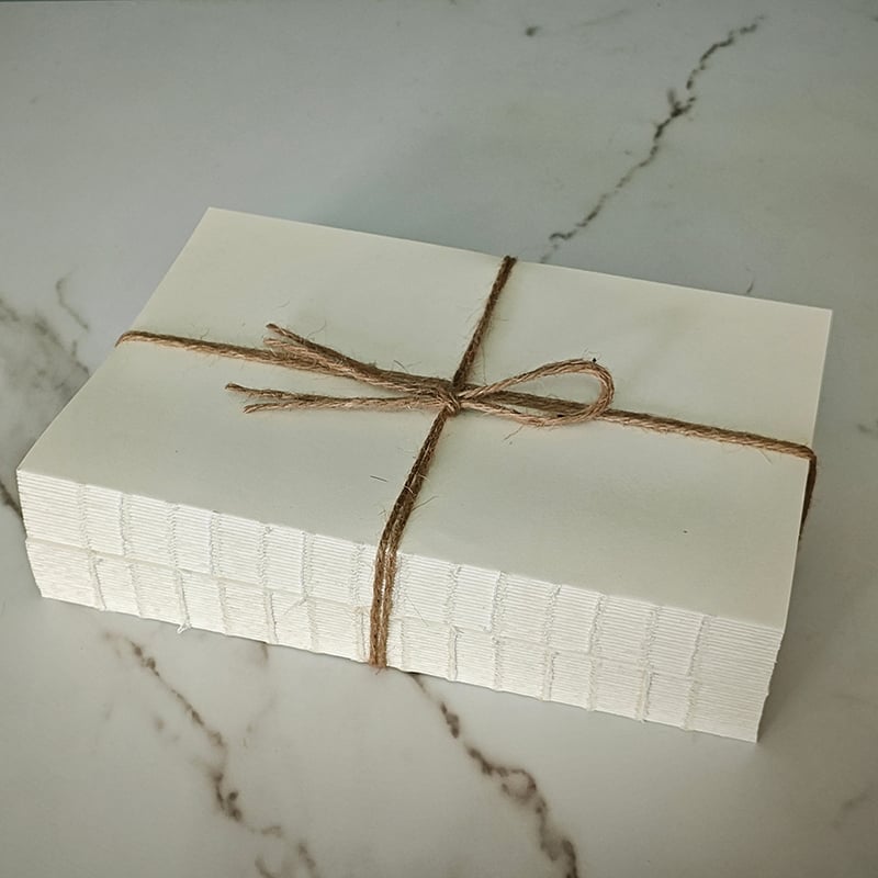 Декоративен комплект книги с конопено въже в стил ваби-саби — ретро неокласицизъм за кабинет/читателски ъгъл; материал: хартия; полу ръчна изработка