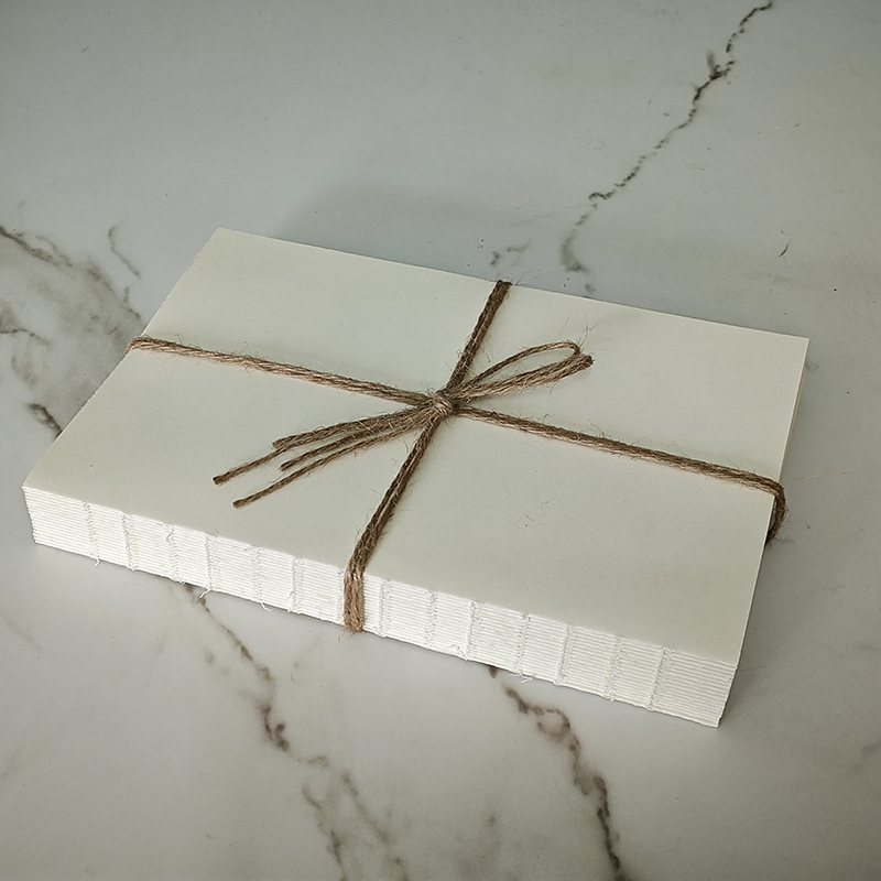 Декоративен комплект книги с конопено въже в стил ваби-саби — ретро неокласицизъм за кабинет/читателски ъгъл; материал: хартия; полу ръчна изработка