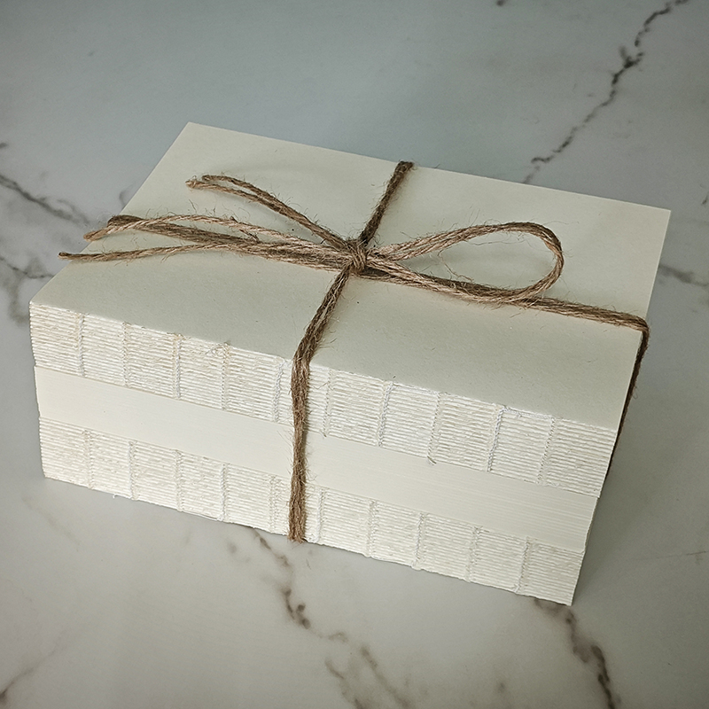 Декоративен комплект книги с конопено въже в стил ваби-саби — ретро неокласицизъм за кабинет/читателски ъгъл; материал: хартия; полу ръчна изработка