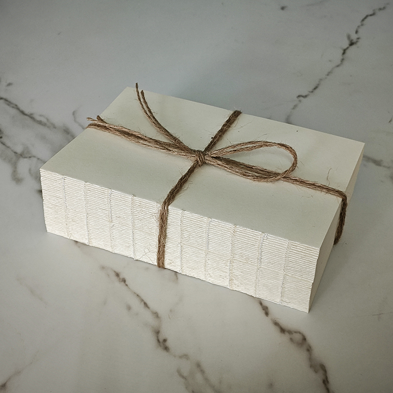 Декоративен комплект книги с конопено въже в стил ваби-саби — ретро неокласицизъм за кабинет/читателски ъгъл; материал: хартия; полу ръчна изработка