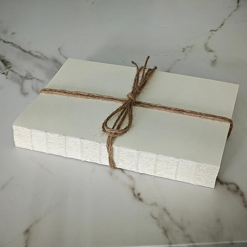 Декоративен комплект книги с конопено въже в стил ваби-саби — ретро неокласицизъм за кабинет/читателски ъгъл; материал: хартия; полу ръчна изработка