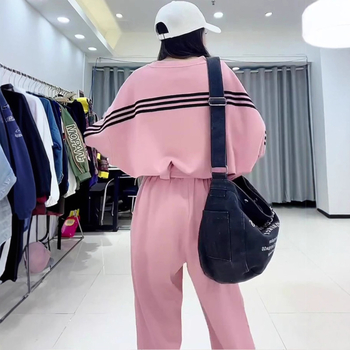 Ženski dvodjelni set za rano jesen: sweatshirt u europskom stilu i široke hlače, profinjen i visokokvalitetan izgled.