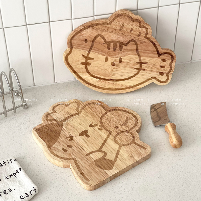 Gyümölcsökhöz készült fa vágódeszka, otthoni konyhában — aranyos rajzolt stílus, antibakteriális és penészmentes, gyermekek számára ételkészítéshez