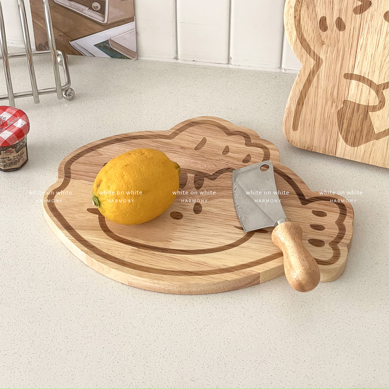 Gyümölcsökhöz készült fa vágódeszka, otthoni konyhában — aranyos rajzolt stílus, antibakteriális és penészmentes, gyermekek számára ételkészítéshez