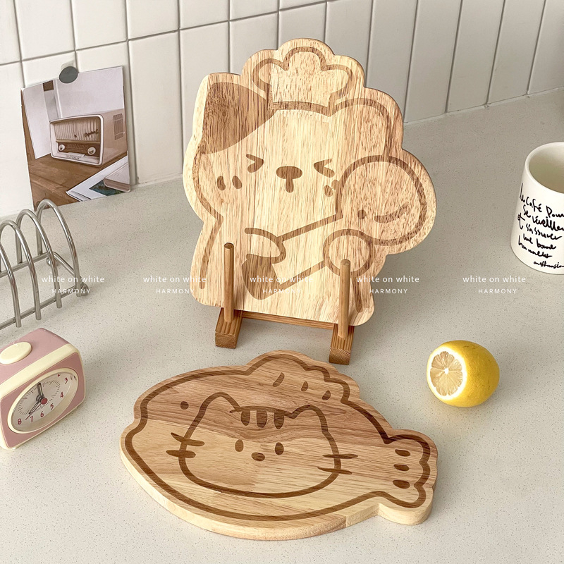 Gyümölcsökhöz készült fa vágódeszka, otthoni konyhában — aranyos rajzolt stílus, antibakteriális és penészmentes, gyermekek számára ételkészítéshez