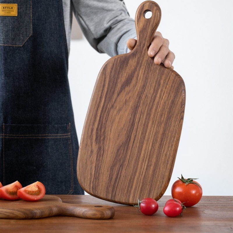 Tocător din lemn – formă neregulată, cu două fețe, portabil, lansat vara 2021.