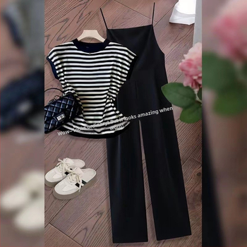 Dvodijelni set: prugasti top s kratkim rukavima i široke hlače, urbani elegantan stil